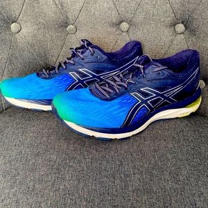 ASIC blue women size 10. Worn a few times, but still have a lot of wearing to go